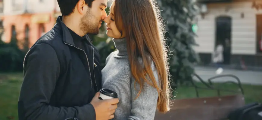 Почему иногда тянет к недоступным людям: пара стоит рядом и держится за руки, ощущение дистанции и напряжения в отношениях.