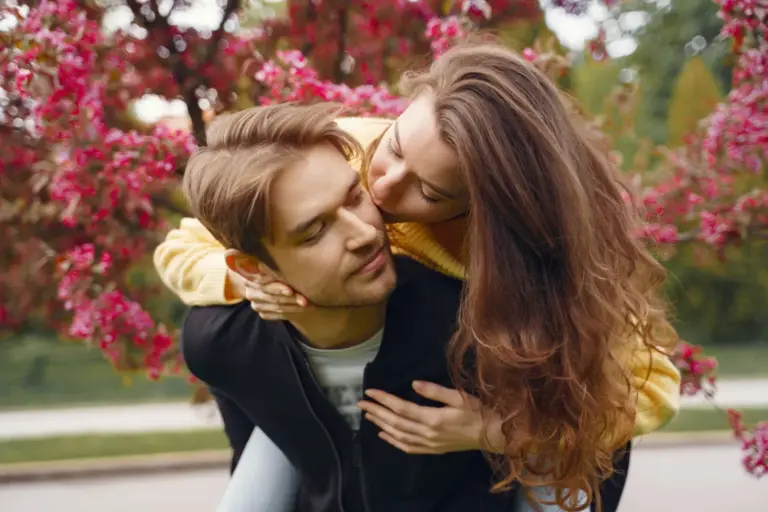 Почему мужчины избегают разговоров о чувствах — пара обнимается на прогулке, тёплая близость и доверие