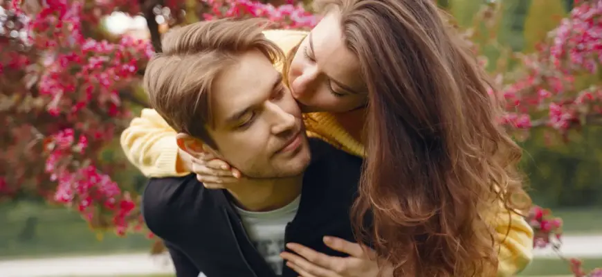 Почему мужчины избегают разговоров о чувствах — пара обнимается на прогулке, тёплая близость и доверие