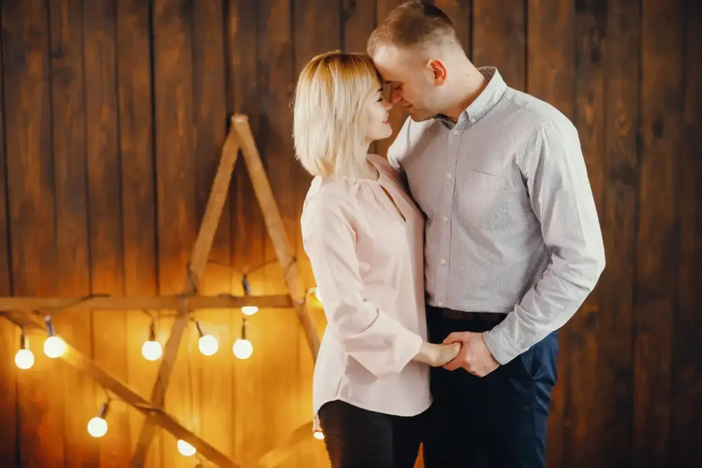 Почему мужчины избегают разговоров о чувствах — пара держится за руки в уютной обстановке, близость без лишних слов