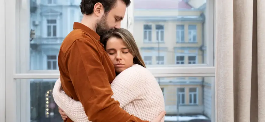 Почему мы повторяем одни и те же сценарии в отношениях: объятия пары и чувство близости