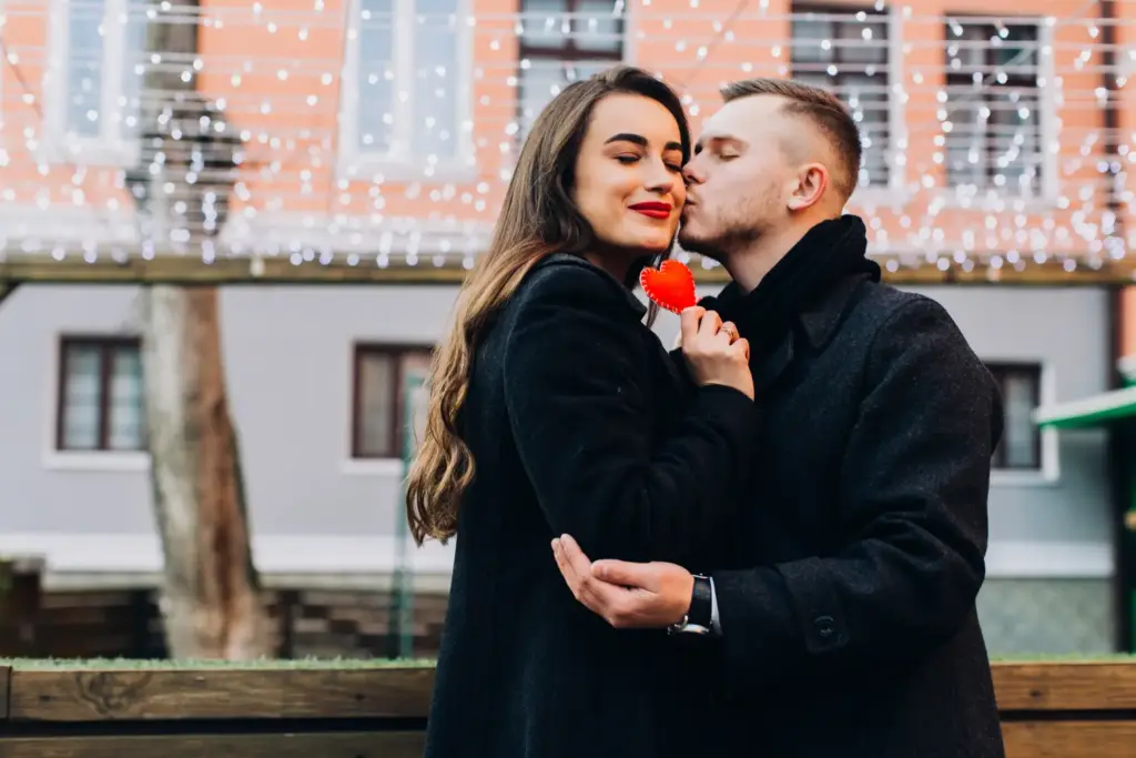 Почему мы выбираем похожих партнёров: ценности, привычные сценарии и ощущение близости