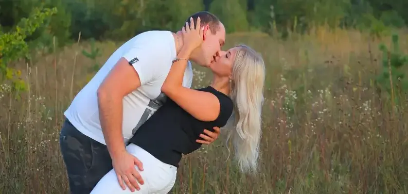 Почему писать первой — нормально: пара целуется на природе, тёплый романтический момент