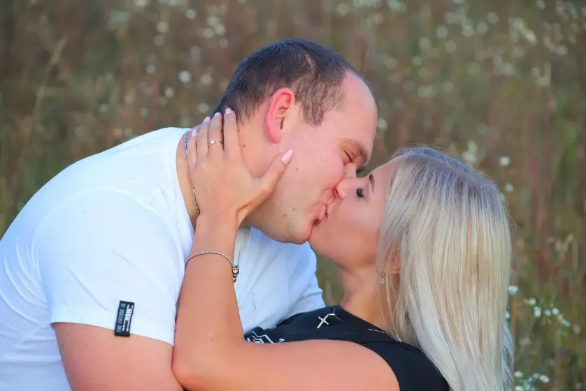 Почему писать первой — нормально: пара целуется на природе, романтический момент