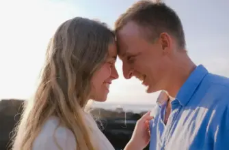 Почему повторяются сценарии отношений — пара стоит близко и нежно соприкасается лбами на фоне города