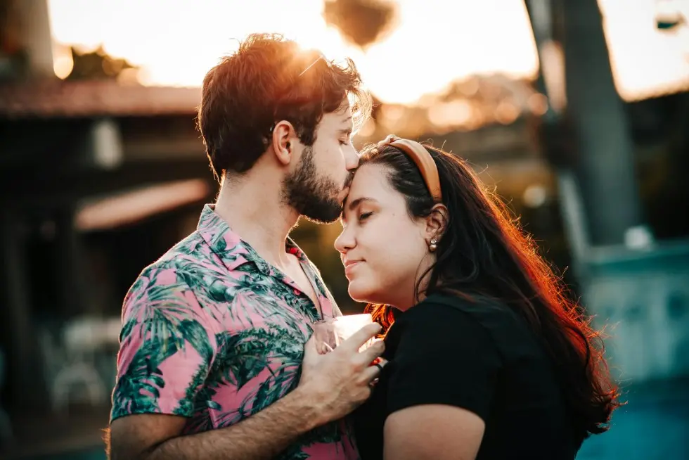 Почему повторяются сценарии отношений — мужчина целует женщину в лоб, они обнимаются на закате