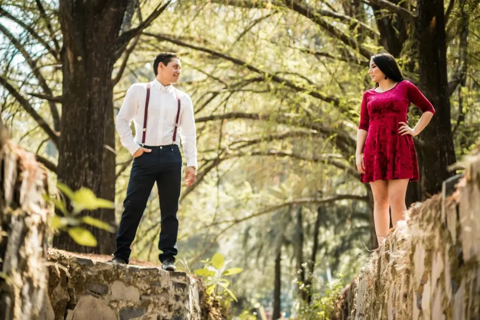 Почему повторяются сценарии отношений — мужчина и женщина стоят на расстоянии друг от друга на природе и смотрят друг на друга