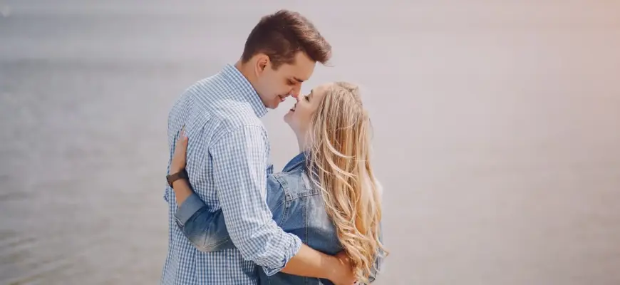 Почему с одними людьми легко общаться, а с другими нет — пара обнимается у моря