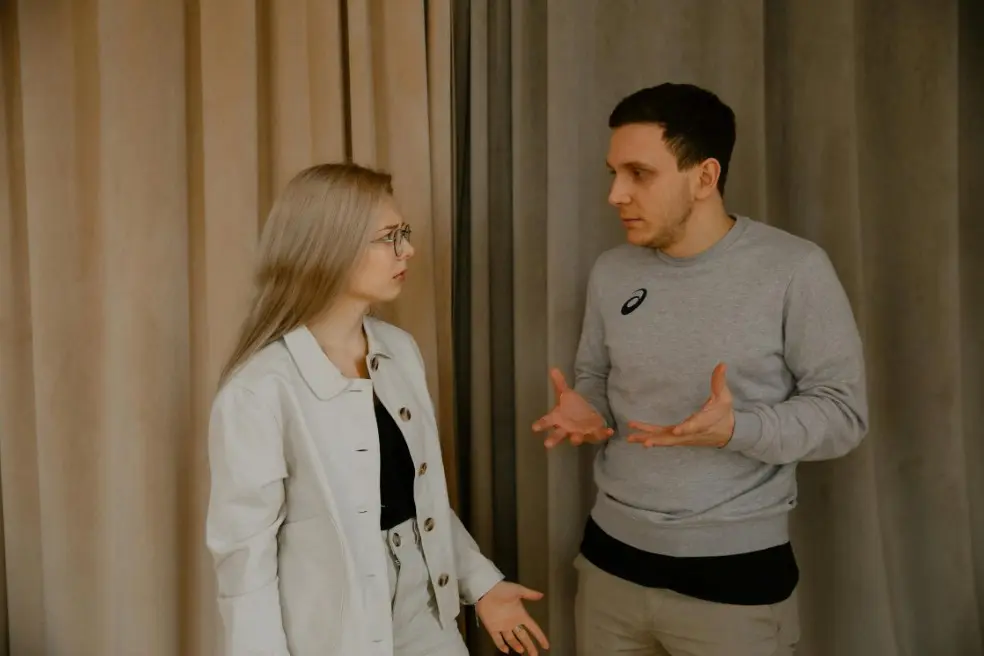 Почему тянет к эмоционально недоступным партнёрам: когда разговоры не дают близости и остаётся дистанция