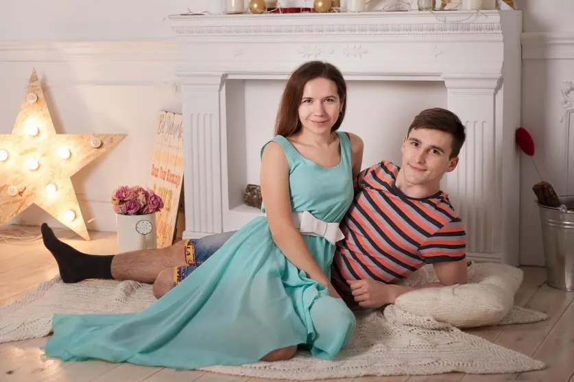 Почему затухает переписка: пара дома, уютная атмосфера и общение становится привычным