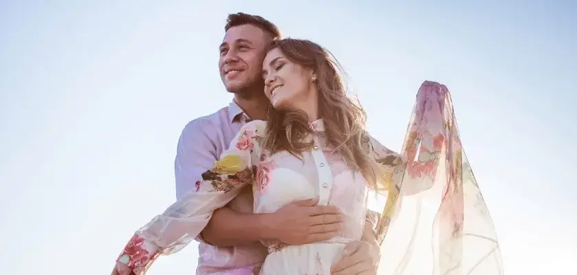 Счастливая пара на закате думает, расставаться или нет с партнером