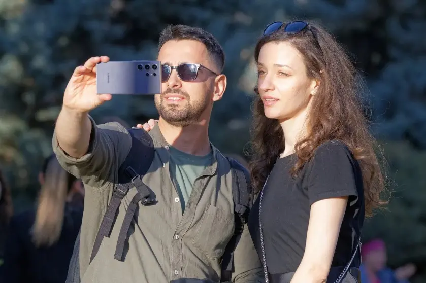 Пара делает селфи и задумывается, расставаться или нет с партнером