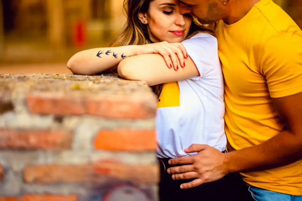 Семейные ссоры из-за денег: как избежать скандалов — влюблённая пара обнимается, крупный план на эмоции и поддержку