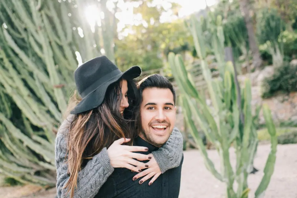 Семейные ссоры из-за денег: как избежать скандалов — пара обнимается на прогулке и улыбается