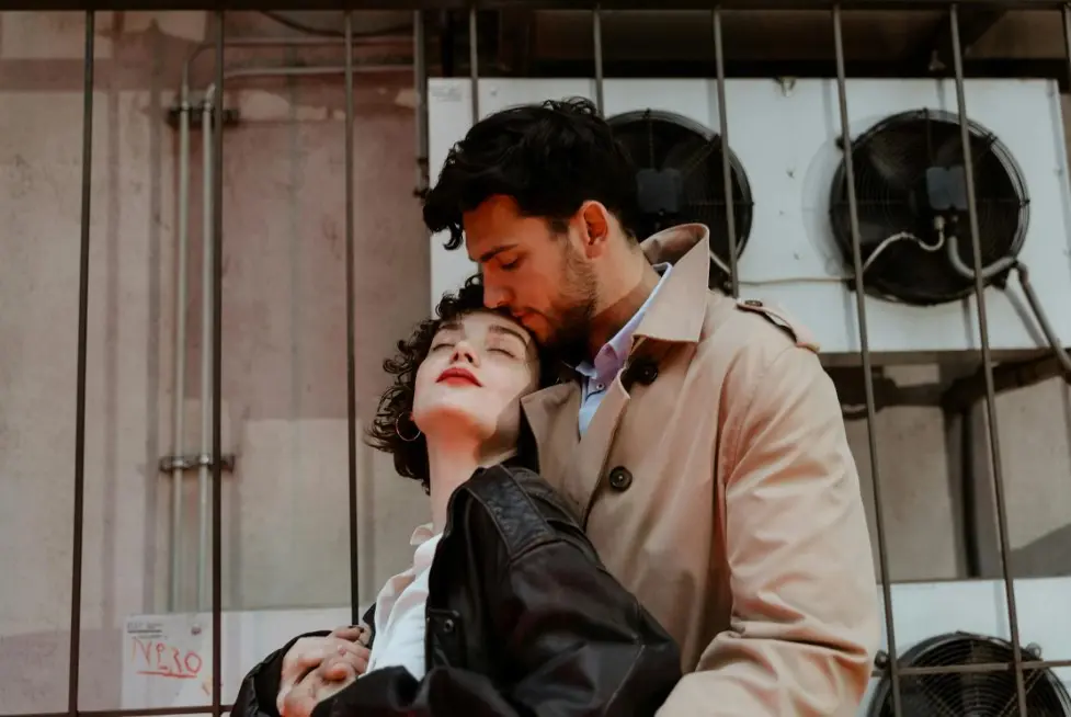 Семейные ссоры из-за денег: как избежать скандалов — пара обнимается, атмосфера доверия и поддержки