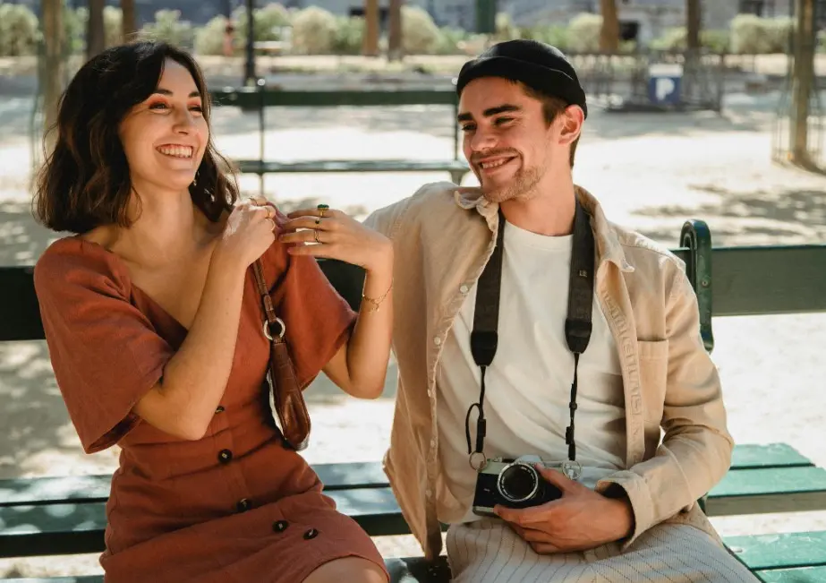 Семейные ссоры из-за денег: как избежать скандалов — пара улыбается и общается на скамейке, спокойный разговор о бюджете