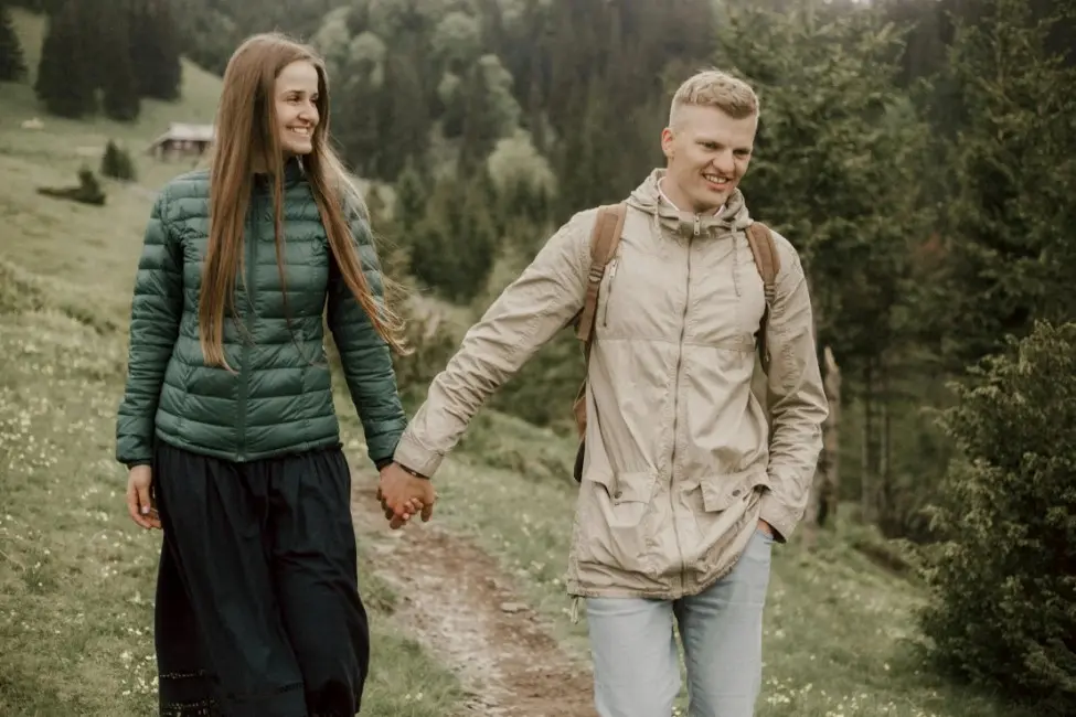 Семейные ссоры из-за денег: как избежать скандалов — пара идёт за руку на прогулке, атмосфера доверия и спокойствия