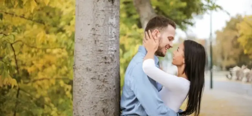 Семейный бюджет: что это, как вести и какой формат выбрать — пара обнимается в парке, разговор о совместных финансах