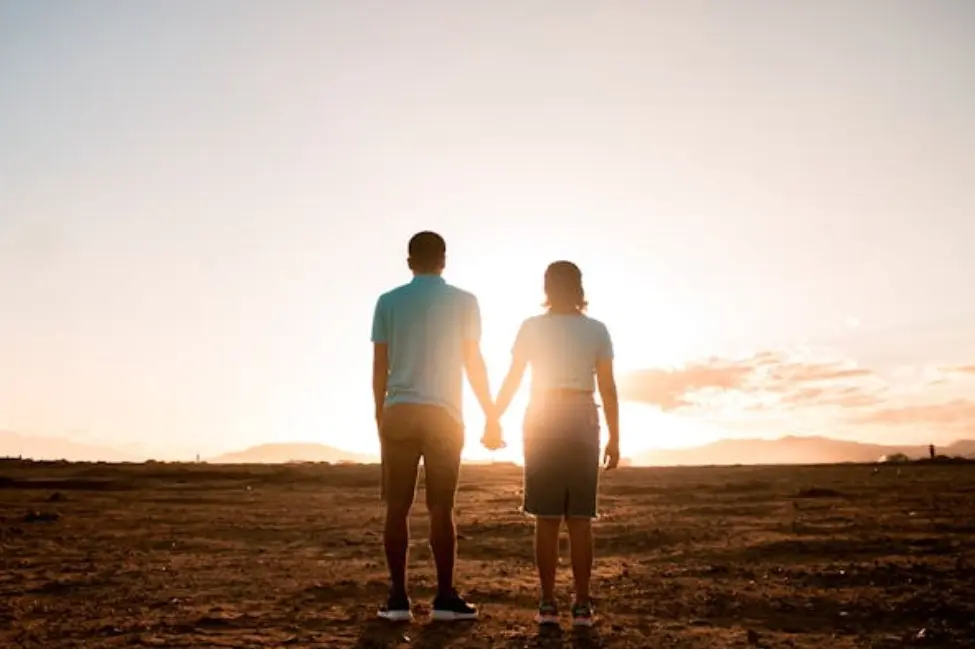 Семейный бюджет: что это, как вести и какой формат выбрать — пара держится за руки на закате, планирование общих целей и финансов