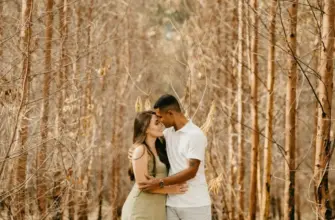 Совместный бюджет: как вести бюджет в паре — влюблённые обнимаются в осеннем лесу, спокойствие и доверие