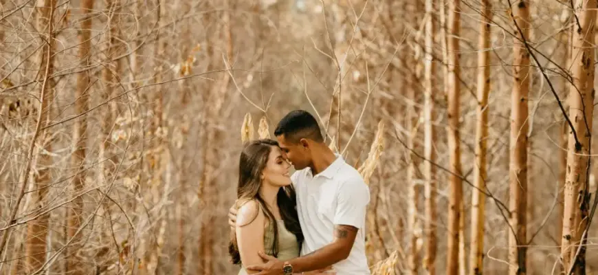 Совместный бюджет: как вести бюджет в паре — влюблённые обнимаются в осеннем лесу, спокойствие и доверие