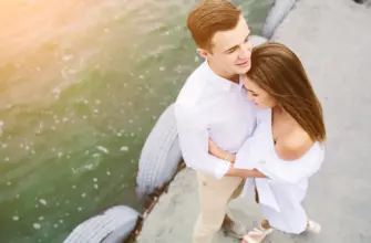 Вопросы для начала переписки — пара обнимается у воды на прогулке