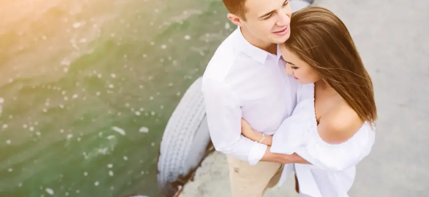 Вопросы для начала переписки — пара обнимается у воды на прогулке