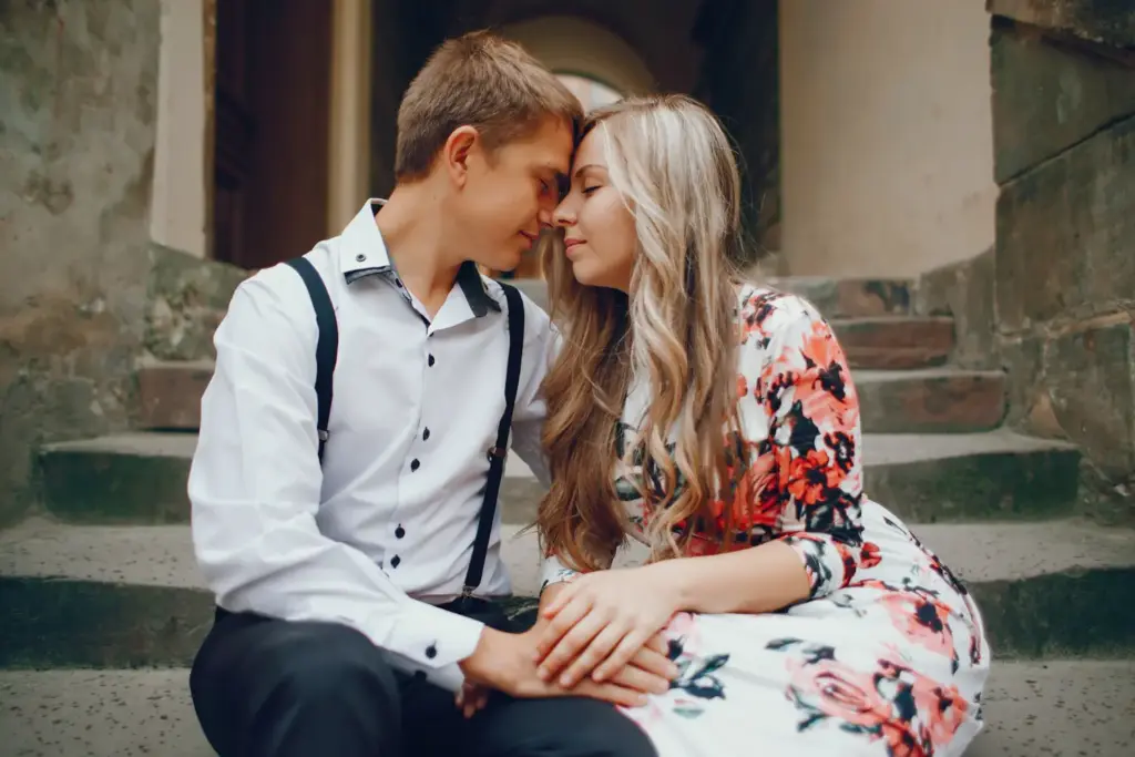 Вопросы для начала переписки — романтичная пара на ступенях, тёплый момент знакомства