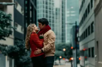 Я тащу все на себе, не могу расслабиться — пара обнимается в городе, момент поддержки и тепла