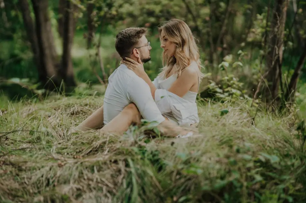 Я тащу все на себе, не могу расслабиться — пара сидит на траве в лесу, спокойный разговор и близость, момент доверия и поддержки