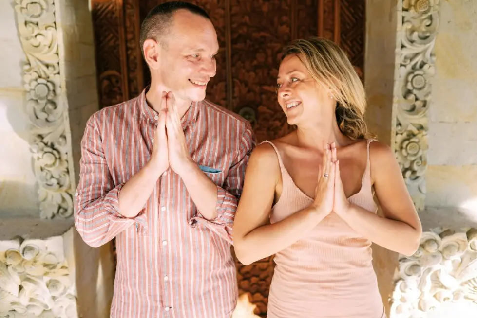 Я тащу все на себе, не могу расслабиться — мужчина и женщина стоят рядом и улыбаются, жест благодарности и взаимной поддержки, спокойный момент в отношениях