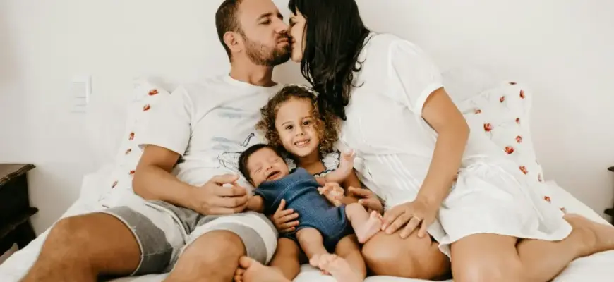 Как поделить домашние обязанности без конфликтов в семье с ребёнком